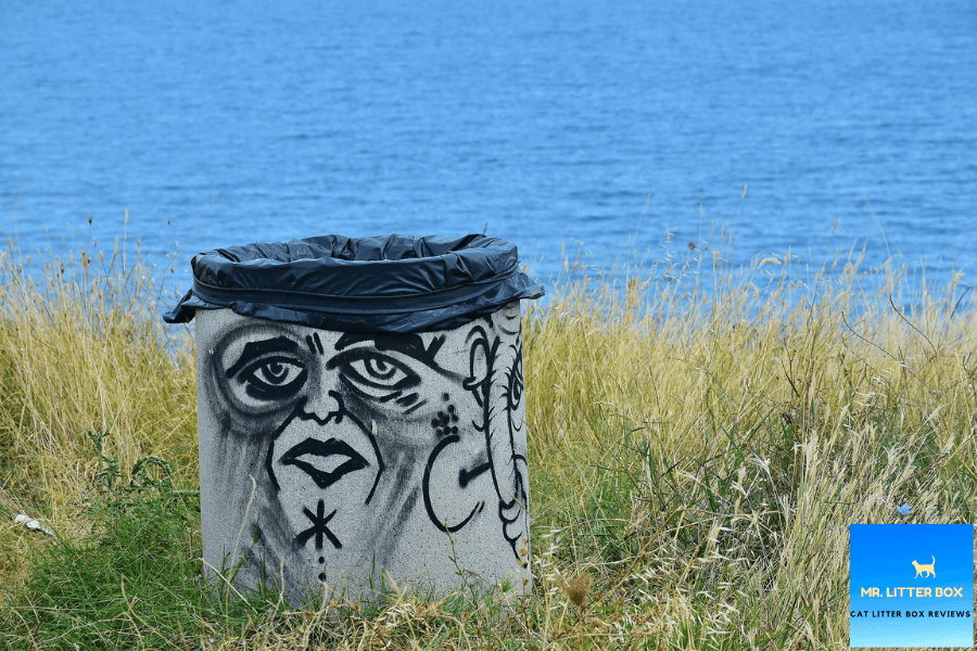 A litter bin with a liner